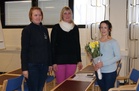 HunR:n hallituksen jäsenet Karin Sjödahl-Pulkkinen ja Emma Karvinen välittivät seuran onnittelut Bellalle kukkasin