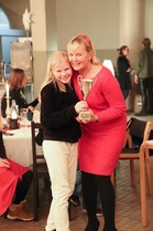 Tallikaveri äänestyksen voittaja Roosa Piiri ja ratsastuksenopettaja Mia Maukonen
(kuva Virpi Nippala)