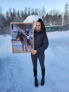 Pinjalle luovutettiin joulukuussa taulu, jossa hän on Hazelin kanssa juuri voittaneet hallimestaruus kultaa
(Kuva: Johanna Kemppainen)