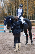 Ida Repo ja Zidamanta Velvet Luokan IV ja Prix de Ulla Knichter-kiertopalkinnon voittaja. Palkintoja jakamassa Tuomari Julia Holmström.
(Kuva: Virpi Nippala)