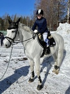 Elin Lignell ahkeroi kahden radan verran kisoissa Kaapo-ponilla
(Kuva Virpi Nippala)