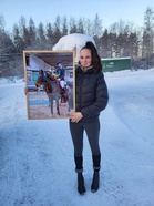 Pinjalle luovutettiin joulukuussa taulu, jossa hän on Hazelin kanssa juuri voittaneet hallimestaruus kultaa
(Kuva: Johanna Kemppainen)